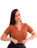 Blusa Feminina Polo Tricot com Textura Canelada e Gola V